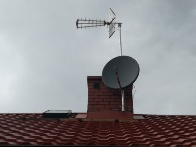 Zespół anten na dachu: antena satelitarna i naziemna DVB-T montaż w Warszawie Wesołej, Sulejówku, Warszawie Wawer, Rembertów i Halinów Montaż anten satelitarnych Cyfrowego Polsatu, NC+ i naziemnych DVB-T w Warszawie Wawer, Sulejówku, Warszawie Wesołej, Halinowie i Rembertowie